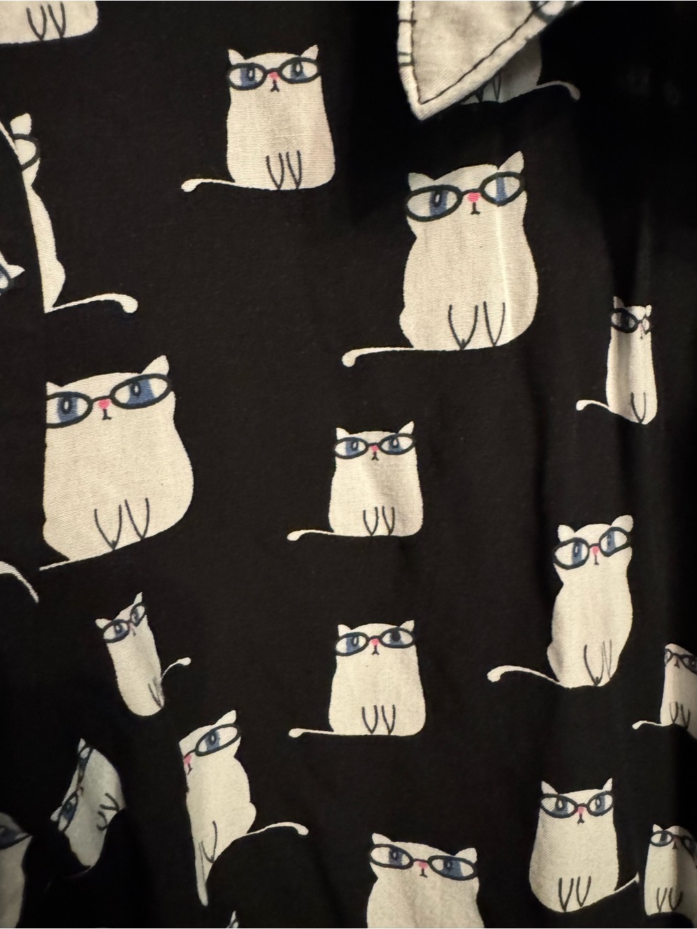 Black Short-Sleeve Cropped Button-Up Shirt with Cat Print 😻🖤 - Picture 2 of 8